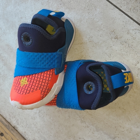 Boys Nike shoes - Picture 3 of 4